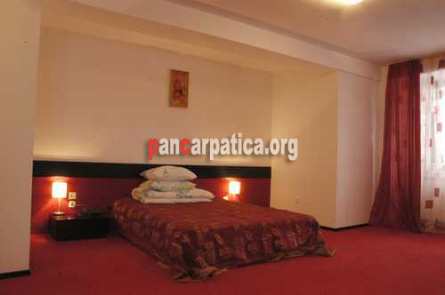 Imagine camera incapatoare cu pat matrimonial comod din pensiunea Santa Fe-Suceava