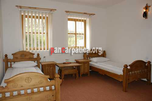 Imagine camera incapatoare modern mobilata cu 2 paturi simple din Vila Barsana-Barsana