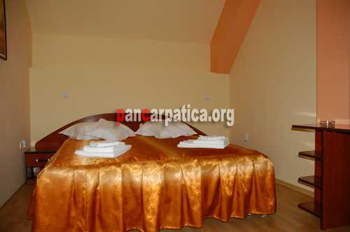 Imagine a camerei pline de stil si eleganta cu pat matrimonial din pensiunea Sandru-Campulung Moldovenesc