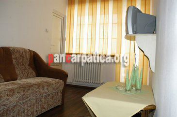 Imagine dormitor cu tv, mobila moderna si canapea confortabila la pensiunea Casa Bucovineana