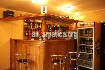 Imagine cu barul din Pensiunea Fagilor-Sucevita care ofera turistilor bauturi de calitate superioara si vinuri de toate soiurile