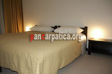 Imagine dormitor cu pat matrimonial din Hotelul Sofia-Sucevita ce ofera turistilor privelisti superbe catre munti
