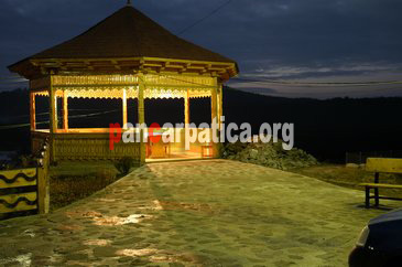 Imagine cu foisorul din Pensiunea Poiana unde turistii se pot opri sa admire panorama ce inconjura satul si sa serveasca mancaruri traditionale