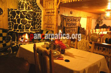Imagine cu restaurantul Pensiunii Poiana -Dorna Candrenilor loc in care oaspetii sunt serviti cu bucate traditionale bucovinene