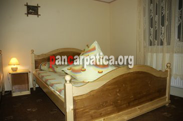 Imagine cu interiorul dormitorului din cadrul pensiunii Poiana-Dorna Candrenilor
