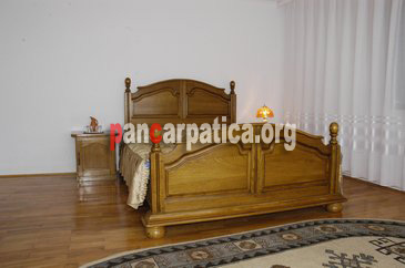 Imagine camera spatioasa cu pat matrimonial comod si curat in pensiunea Casa Luar din Manastirea Humorului