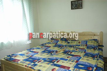 Imagine camera spatioasa cu 2 paturi simple confortabile la pensiunea Casa Gheorghita din Manastirea Humorului