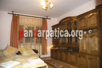Dormitorul cu pat matrimonial din pensiunea Dorin-Botiza are décor modern si confortabil cu un ambient placut