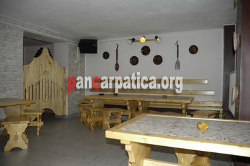 Imagine interior sala de mese spatioasa si curata la pensiunea Bucovina din Gura Humroului