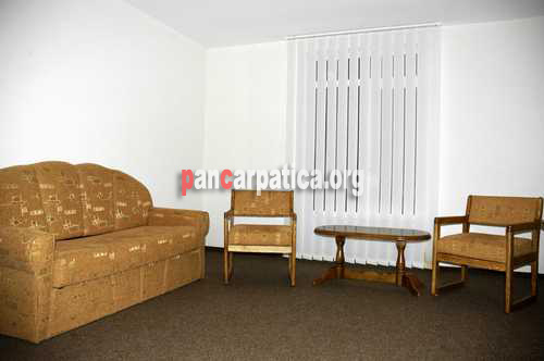 Imagine interior dormitor cu mobila moderna si cocheta in pensiunea Floare de Colt din Manastirea Humorului