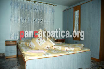Imagine camera simpla cu pat matrimonial confortabil din pensiunea Trifoi Parasca-Botiza