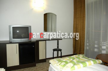 Imagine dormitor cu televizor la Hotel Miunt-Vatra Dornei elegant cu o atmosfera relaxanta