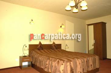 Imagine camera mare cu pat matrimonial comod in pensiunea Casa di David din Vatra Dornei