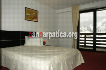 Imagine dormitor incapator cu pat matrimonial cofortabil in Hotelul As din Borsa cu ferestre largi