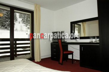 Imagine cu unul din dormitoarele Hotelului As din Borsa cu balcon de unde poti admira muntii Maramuresului