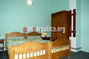 Imagine a camerei curate si moderne cu 2 paturi simple din pensiunea Hermannstadt-Sibiu