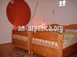 Imagine a interiorului unui dormitor cu 2 paturi simple in pensiunea Hermannstadt din Sibiu