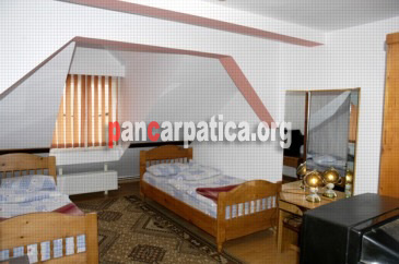 Imagine camera modernizata cu 2 paturi simple si elegante la pensiunea Hermannstadt din Sibiu