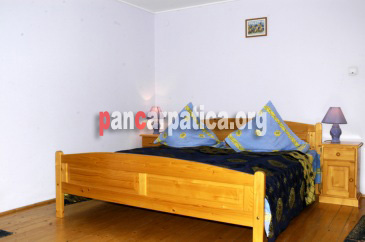 Imagine camera cu pat matrimonial comod in interiorul pensiunii Vila Maria din Simon