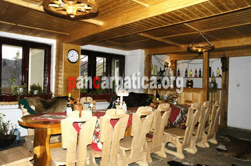 Imagine cu restaurantul pensiunii Vila Maria din Simon ce ofera turistilor specialitati gastronomice diversificate