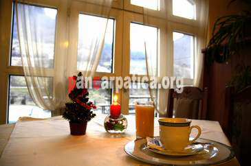 Imagine interior sic in pensiunea Alpin-Rasinari cu mese moderne si mobila frumos decorata