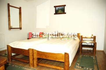 Imagine camera eleganta cu pat matrimonial confortabil la pensiunea Vraja Muntilor din Sohodol