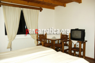 Imagine interior camera cu 2 paturi simple si cu televizor la pensiunea Vraja Muntilor din Sohodol