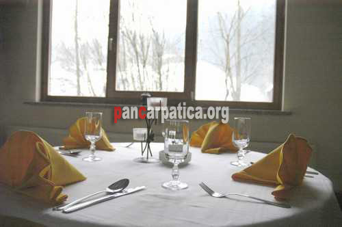 Imagine restaurant in interiorul pensiunii Ancuta din Borsa unde pot fi savurate mancaruri cu specific bucovinean