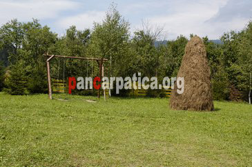 Imagine curte si loc unde copiii se pot juca in voie in interiorul pensiunii Padurea de Smarald din Agapia