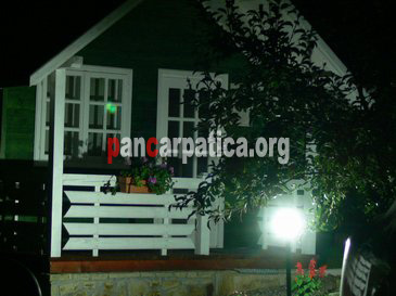 Imagine bungalow in curtea interioara a pensiunii Padurea de Smarald din Agapia