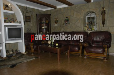 Imagine living in interiorul pensiunii Padurea de Smarald din Agapia cu canapele, tv, mese si scaune din lemn