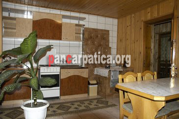 Imagine bucatarie moderna si frumos mobilata, in interiorul pensiunii Harieta situata in Agapia