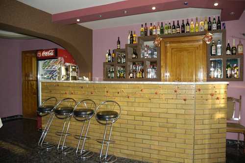 Imagine bar in interiorul pensiunii Iristar din Falticeni cu bauturi alcoolice si vinuri specifice zonei Moldova