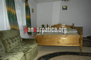 Imagine camera cu pat matrimonial comod si canapea extensibila in interiorul pensiunii Emilia din Sucevita