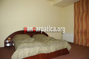 Imagine camera spatioasa cu pat matrimonial confortabil in pensiunea Katerina din Vatra Dornei
