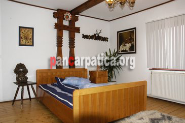 Imagine cu dormitorul pensiunii Perla Maramuresului cu paturi simple cu baie pe hol, apa calda, apa rece, incalzire, tv si cablu tv