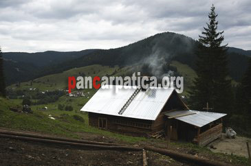Imagine exterioara a pensiunii Gabimar din Ciocanesti cu priveliste montana extraordinar de frumoasa