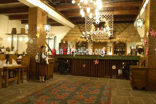 Imagine cu o parte din restaurantul din Hanul Ancutei unde se mananca foarte bine si se asculta muzica cantata de taraf lautaresc