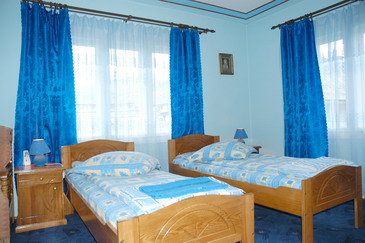 Imagine camera eleganta si spatioasa cu 2 paturi simple in Casa Sidau din Botiza