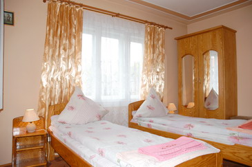 Imagine dormitor spatios si elegant cu 2 paturi simple confortabile la Casa Sidau din Botiza
