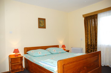 Imagine camera cu pat matrimonial, curata si foarte frumos amenajata din Casa Sidau-Botiza