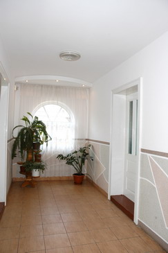 Imagine cu holul interior, curat, simplu, discret dar cu bun gust din Casa Sidau -Botiza