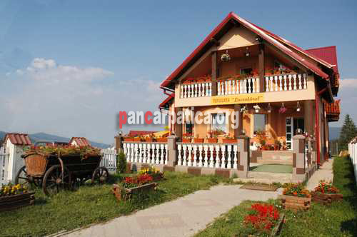 Imagine cu exteriorul pensiunii Luceafarul din Pojorata cu vedere catre curtea interioara de 10000 mp