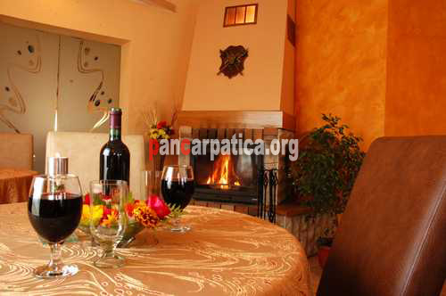 Imagine cu restaurantul pensiunii Luceafarul din Pojorata unde turistii pot degusta specialitati culinare moldovenesti