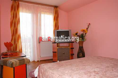 Imagine cu unul din dormitoarele pensiunii Luceafarul din Pojorata cu pat matrimonial cu tv si cablu tv