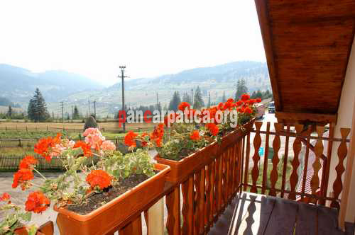 Imagine exterior balcon decorat cu flori din pensiunea Luceafarul-Pojorata cu o adevarata panorama