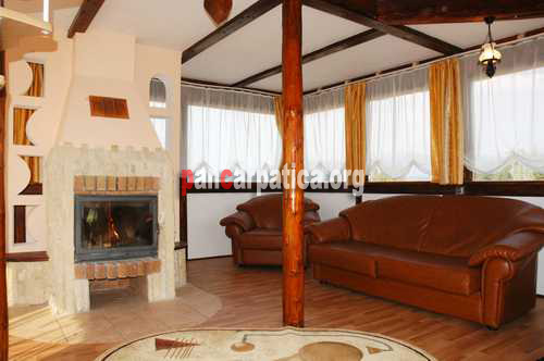 Imagine cu semineul din interiorul pensiunii Luceafarul-Pojorata -o camera spatioasa si foarte eleganta