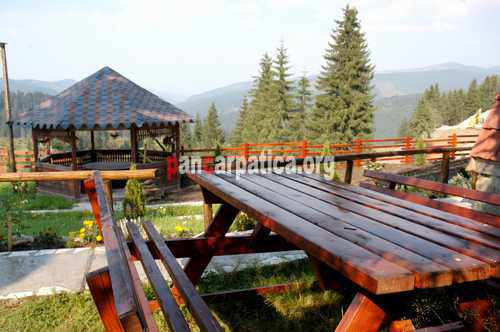 Imagine cu terasa si foisorul pensiunii Luceafarul din Pojorata unde poti admira natura si te delecta cu bucate traditionale moldovenesti