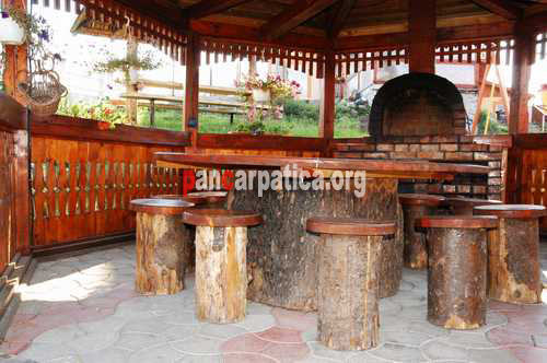 Imagine cu foisorul din lemn al pensiunii Luceafarul din Pojorata unde se pot contempla muntii din imprejurimi