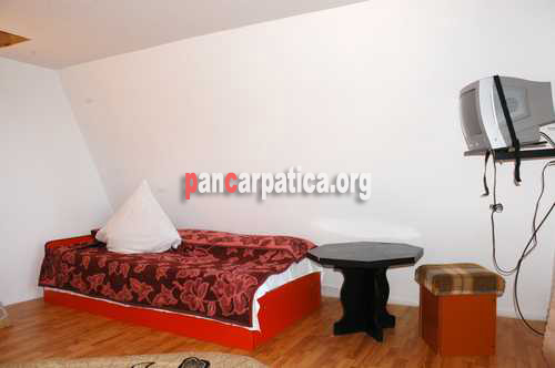 Imagine a dormitorului incapator cu Tv din pensiunea Luceafarul-Pojorata unde te poti relaxa si uita de problemele cotidiene